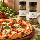 Kit Cozinha Italiana Yamato — Orégano, Manjericão e Tomate Desidratado (3 frascos): sugestão de uso culinário (imagem ilustrativa, dois dos três frascos)